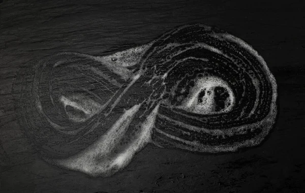 Waschmittel Schaumstoff Textur Hintergrund Lather Symbol Seifenblasen Auf Schwarzer Steinoberfläche — Stockfoto