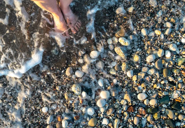 Ноги Океанской Воде Морские Волны Фоне Галечной Текстуры Пляжа Босыми — стоковое фото