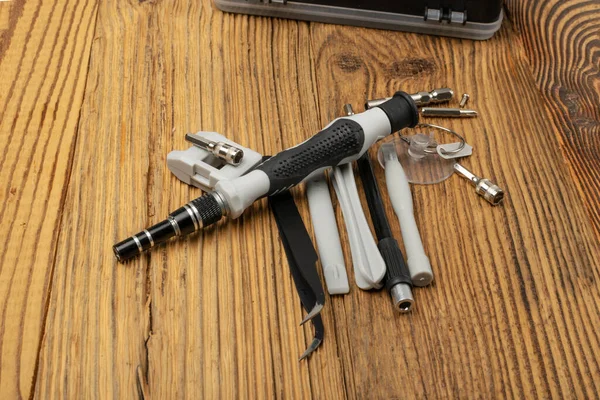 木製のテーブルの上の電話修理ツール 小さな修理ツールコレクション 特別なツールで修理工の職場 — ストック写真