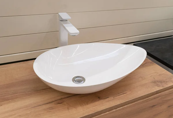 Nuevo Fregadero Blanco Con Grifo Blanco Lavabo Contemporáneo Lavabo Moderno — Foto de Stock