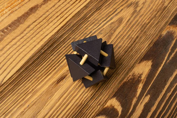 木の丸いパズル 脳のティーザー 木製のゲームブロック 黒のブレインストーナー ロジックゲームボール 機械的なパズル ロジック3Dおもちゃ 木のパズルを閉じます — ストック写真
