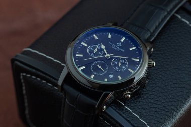 Almaty, Kazakistan, 21.01.2022 - Patek Philippe saati siyah deri kutunun üzerinde, yakın plan. Ürün fotoğrafçılığı ve alışveriş konsepti