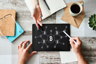 Bitcoin büyüme roket simgesi ekranda. Cryptocurrency ve blockchain kavramı