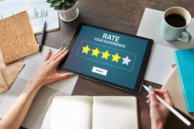 Müşteri deneyimlerini değerlendir. Hizmet ve Müşteri memnuniyeti. Beş yıldızlı reyting. İş dünyası internet ve teknoloji kavramı.