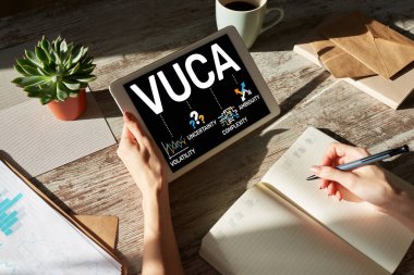 VUCA dünya konsepti ekranda. Değişkenlik, belirsizlik, karmaşıklık, belirsizlik