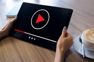 Aygıt ekranındaki video oynatıcı penceresi. İnternet pazarlama ve reklam kavramı