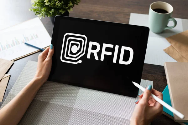 RFID Koncept technologie radiofrekvenční identifikace na obrazovce zařízení. Bezpečnost a automatizace — Stock fotografie