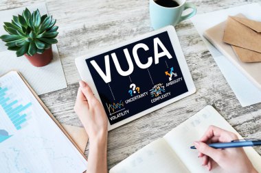 VUCA dünya konsepti ekranda. Değişkenlik, belirsizlik, karmaşıklık, belirsizlik