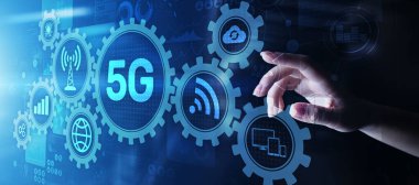 Mobil internetin 5G beşinci nesil ürünü. Hızlı bağlantı. Sanal ekranda telekomünikasyon kavramı.