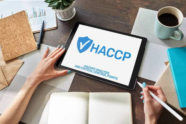 HACCP - Hazard Analysis and Critical Control Point. Norm en certificering, regels voor kwaliteitscontrole voor de levensmiddelenindustrie. — Stockfoto