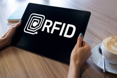 RFID Radyo Frekans Tanımlama Teknolojisi cihaz ekranında. Güvenlik ve otomasyon.