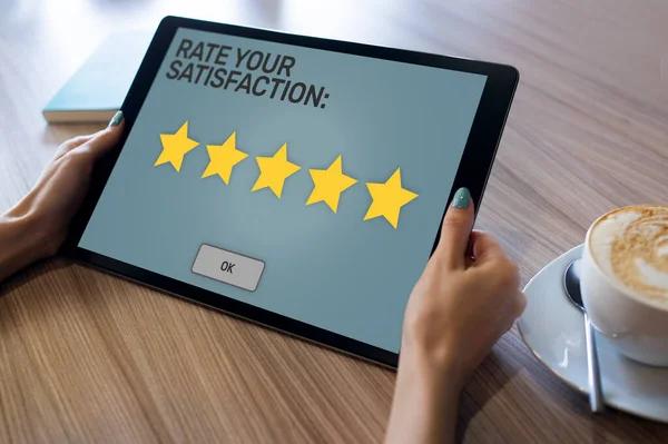 Bewerten Sie Ihre Erfahrungen. Bewertung der Kundenzufriedenheit. Fünf Sterne auf dem Bildschirm des Geräts. Unternehmen, Service Qualitätskontrolle Konzept. — Stockfoto