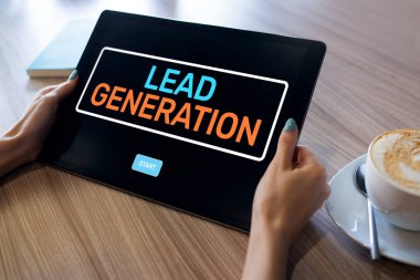 Öncü üretim başlatma düğmesi ekranda. Dijital pazarlama ve iş stratejisi kavramı.