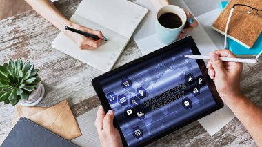 Cihaz ekranında pazarlama stratejisi diyagramı. İş konsepti.