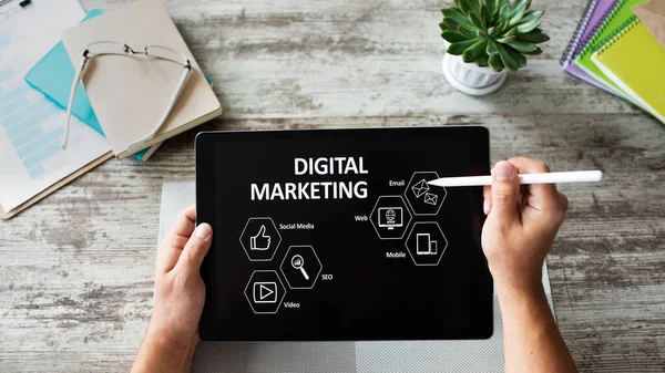 Ψηφιακό μάρκετινγκ στην οθόνη. Έννοια επιχειρήσεων και διαδικτύου. — Φωτογραφία Αρχείου