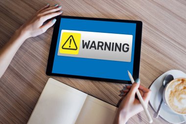 Uyarı mesajı ekranda. Virüs tespit güvenliği donanım veya yazılım sorunu soluyor. İnternet siber güvenlik kavramı.