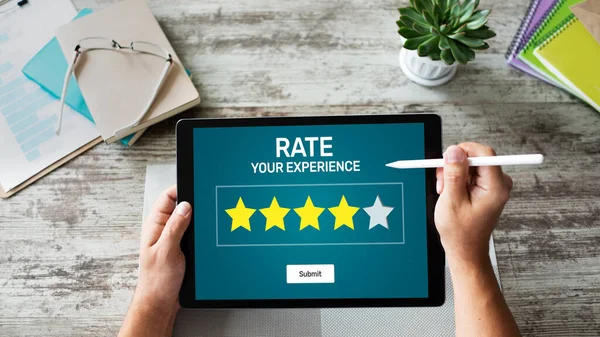 Ohodnoťte hodnocení zkušeností zákazníků. Servis a spokojenost zákazníků. Hodnocení pěti hvězd. Obchodní internet a technologický koncept. — Stock fotografie