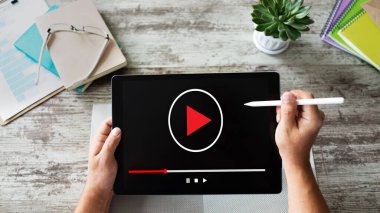 Aygıt ekranındaki video oynatıcı penceresi. İnternet pazarlama ve reklam kavramı.