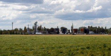 Ukrayna 'da savaş. Rus füze saldırısından sonra Ukrayna 'daki petrol deposunda. Ukrayna 'daki altyapı bombardımanı. Rusya 'nın Ukrayna' ya karşı savaşı. 
