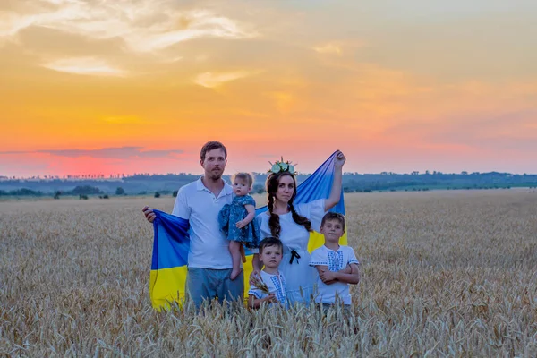 Щаслива Усміхнена Сім Національних Українських Вишитих Сорочках Тримає Великий Жовто — стокове фото