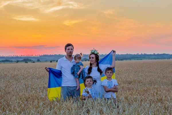 Happy Smiling Family National Ukrainian Embroidered Shirts Hold Large Yellow — Stock Photo, Image