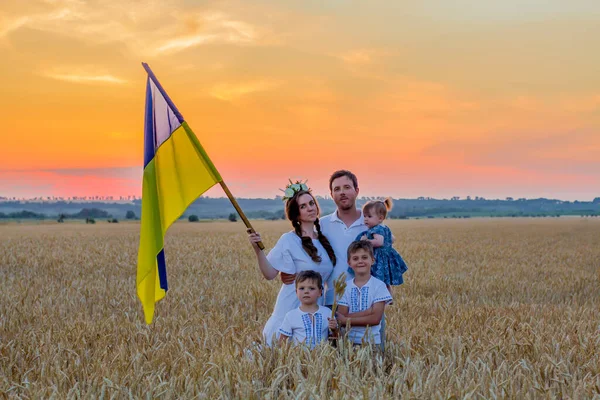 Счастливая Улыбающаяся Семья Национальных Украинских Вышитых Рубашках Держит Большой Желто — стоковое фото
