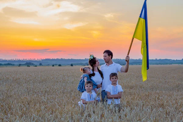 Счастливая Улыбающаяся Семья Национальных Украинских Вышитых Рубашках Держит Большой Желто — стоковое фото