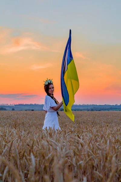 Счастливая Девушка Национальной Украинской Вышитой Рубашке Венком Голове Держит Большой — стоковое фото
