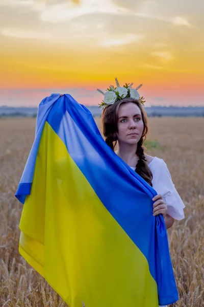 Happy Girl National Ukrainian Embroidered Shirt Wreath His Head Hold — Stock Photo, Image