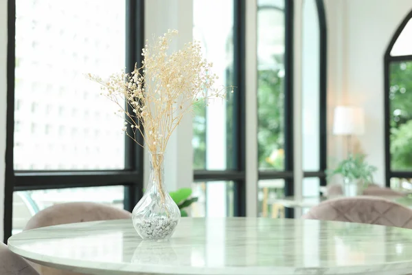 Flores Secas Vaso Mesa São Usadas Para Decorar Café Fotos De Bancos De Imagens Sem Royalties