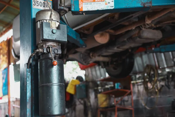Hydraulic Lift Car Checking Suspension Make Repairs — Stock Photo, Image