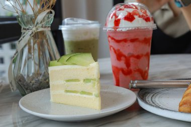 Üstünde kavun dilimleri olan kavunlu pasta.