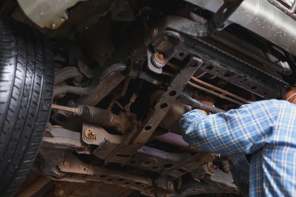 Mechanic Checking Undercarriage Car — Stock Photo, Image