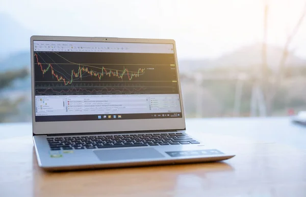 Cryptocurrency Pristabell Digital Börs Laptop — Stockfoto