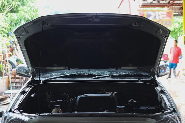 Araba Motoru Tamir Etmek Için Kaputu Açtı — Stok fotoğraf