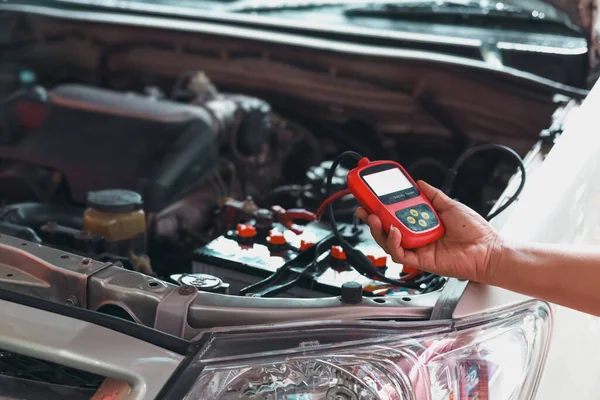 Mechanik Pomocą Miernika Wydajności Akumulatora Samochodowego — Zdjęcie stockowe