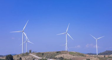 Açıklarda rüzgar enerjisi ve enerji çiftliği ve dağda birçok rüzgar türbini var.