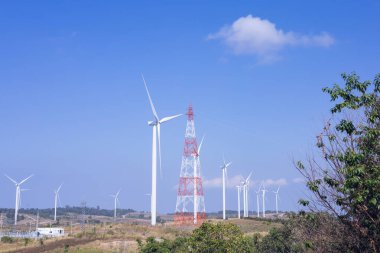 Açıklarda rüzgar enerjisi ve enerji çiftliği ve dağda birçok rüzgar türbini var.