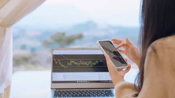 Kvinna Kontrollerar Bitcoin Pris Diagram Digital Börs Smartphone Cryptocurrency Framtida — Stockfoto