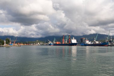 Gemiler rıhtımdaki rıhtımda dağların arka planına karşı. Batumi, Georgia.