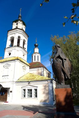 Rus Prensi Alexander Nevsky 'nin anıtı ve bir Ortodoks kilisesi. Vladimir şehrinin manzarası..