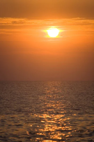 Akşam güneşi deniz ufkuna batıyor. Doğa.