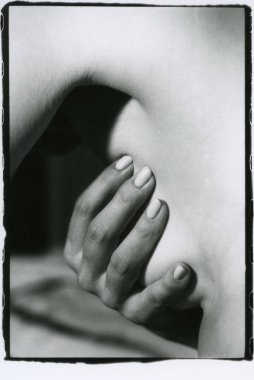 Bir kadının eli güzel, doğal, çıplak bir göğsü kaplar. Dikkat! Resim tahıl ve diğer analog fotoğraf eserlerini içeriyor.!