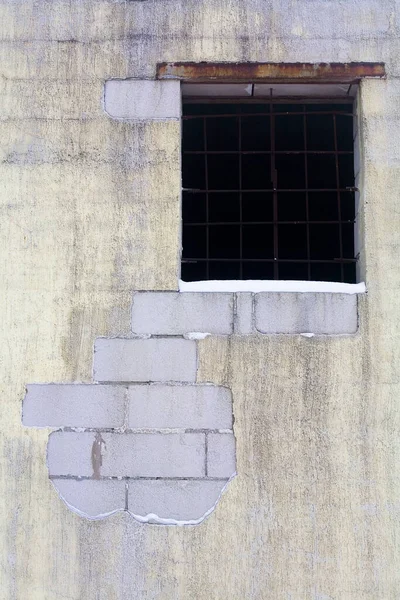 Обветшалый Фасад Здания Окно Металлическим Грилем Руины — стоковое фото