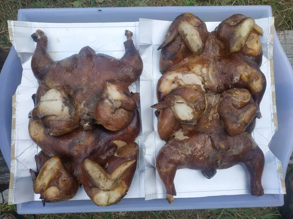 Köstliche Geräucherte Hühner Liegen Auf Einem Tablett Auf Folie Hausküche — Stockfoto
