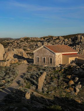 Sardunya 'da günbatımı ışığı olan eski İtalyan evi.