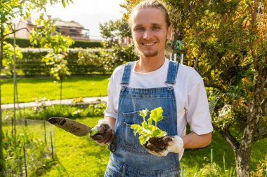 Baba ve kızı bahçeye bitki ekerler. bahar ekimi teması
