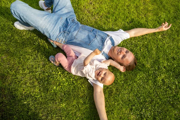 Homem Tendo Descanso Jardim Com Seu Donghter Conceito Primavera Família — Fotografia de Stock
