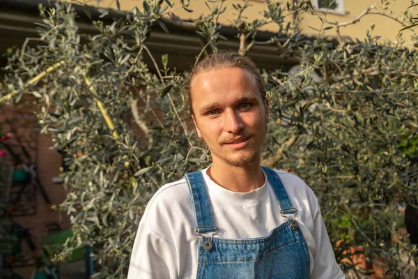 Νεαρός Αγρότης Έναν Κήπο Στο Φόντο Της Ελιάς Φοράει Γενικά Royalty Free Εικόνες Αρχείου