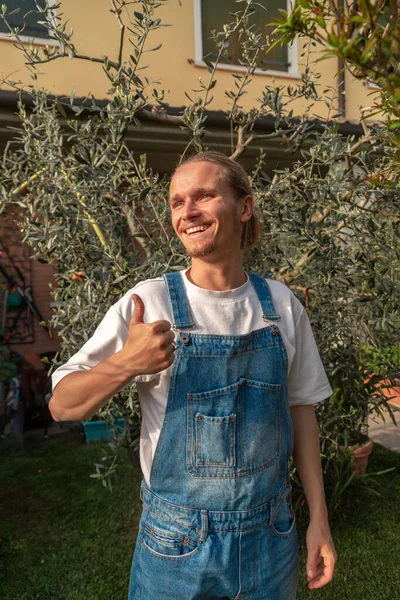 Νεαρός Αγρότης Έναν Κήπο Στο Φόντο Της Ελιάς Φοράει Γενικά Royalty Free Εικόνες Αρχείου